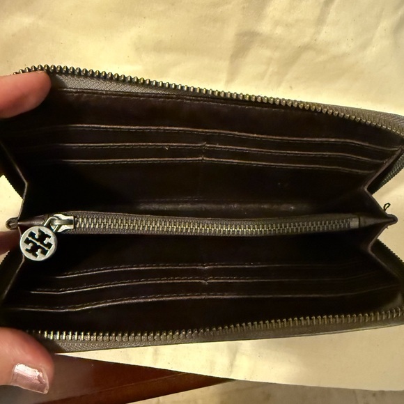 EUC Tory Burch Vintage Reva Leather Silver Zip Around Wallet - Picture 3 of 5